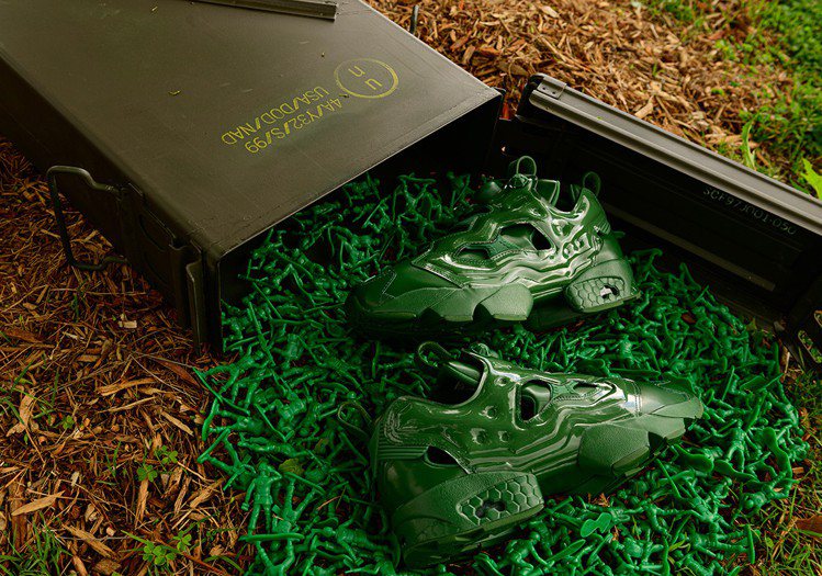 Reebok x「玩具總動員」綠色小兵鞋。圖／取自twitter