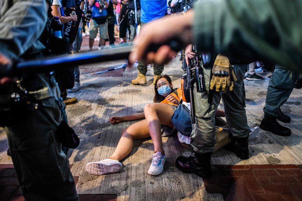 一名香港示威者返港版國安法遭港警逮捕。攝於6月13日。 圖／法新社