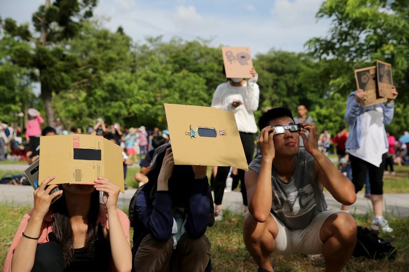 位於環食帶上的嘉義市北香湖公園，民眾發揮創意自製各式濾鏡看難得的天文奇景。記者余承翰／攝影