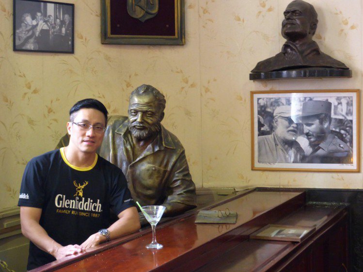 詹昌憲在古巴與El Floridita酒吧中的海明威雕像合影。