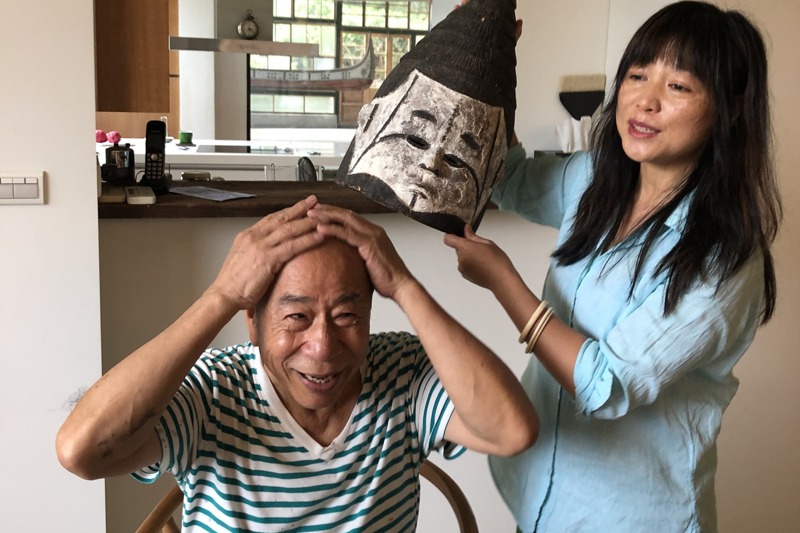 藝術家吳炫三（左）聽到要拍照，頑皮拿起西非買的木製大面具戴在頭上，與藝術家老婆池上鳳珠入鏡。記者何定照／攝影