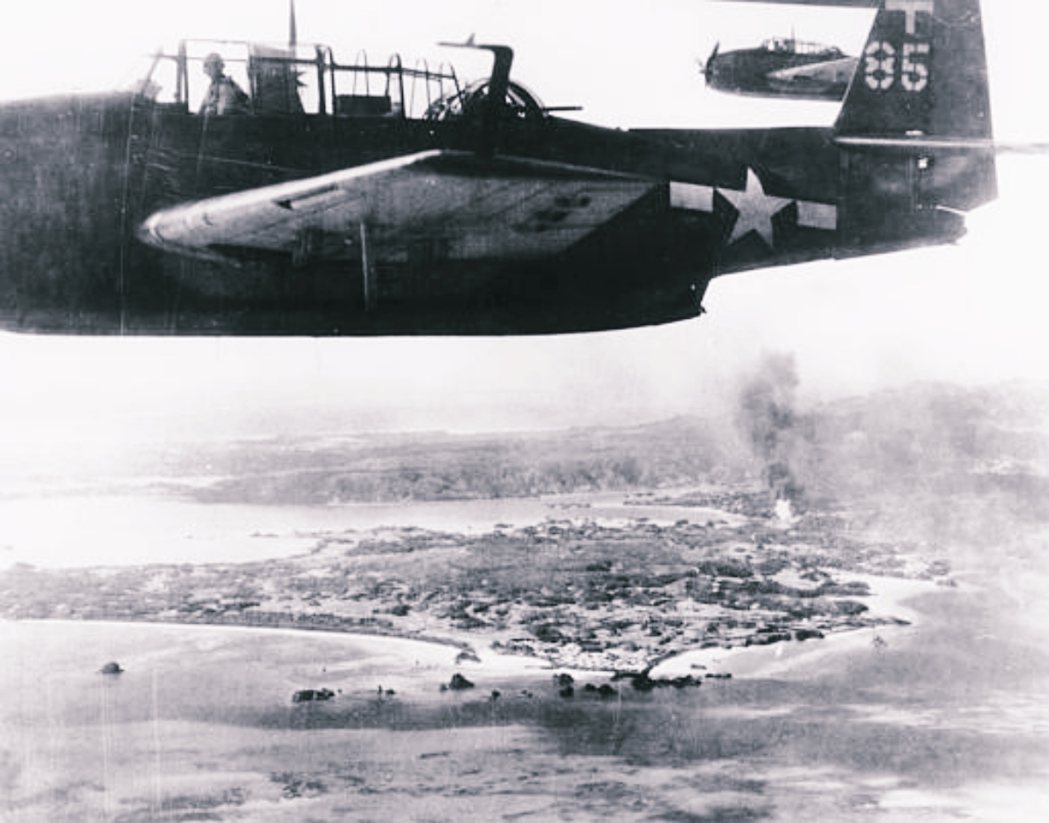 圖為1944年美軍空襲在沖繩的日軍基地。 圖／美聯社