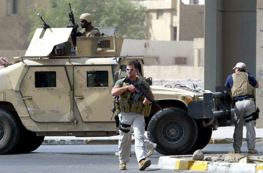 黑水公司傭兵在巴格達的伊朗大使館周遭巡邏。 圖／法新社