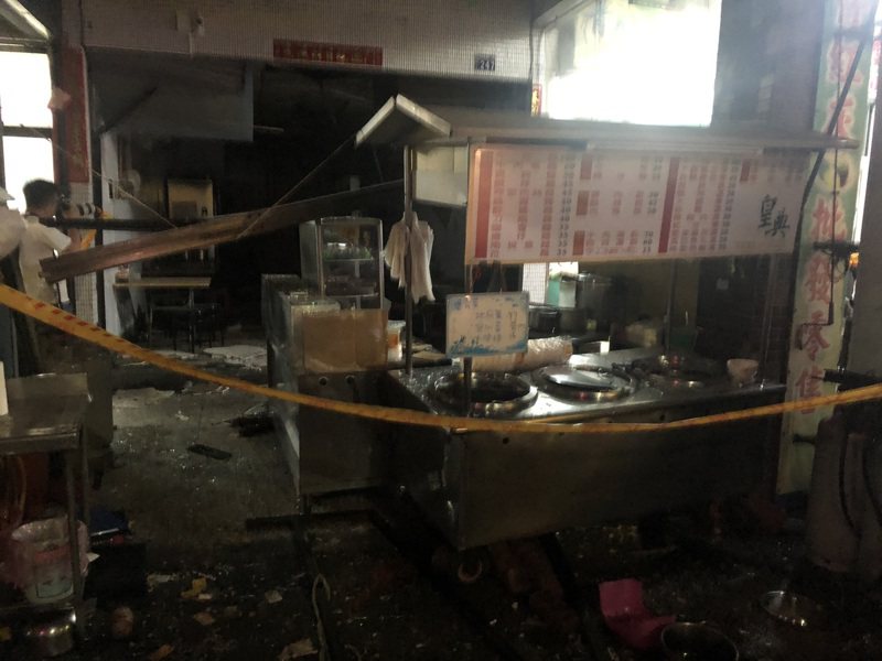 台中市南屯區黎明路一段的牛肉麵店今天下午傳出瓦斯氣爆意外，攤位可看出當時氣爆的威力。記者陳宏睿／攝影