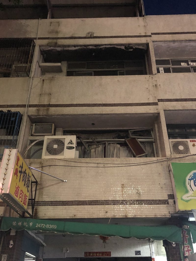 台中市南屯區黎明路一段的牛肉麵店今天下午傳出瓦斯氣爆意外，店面二樓的門框都因氣爆而爆裂。記者陳宏睿／攝影