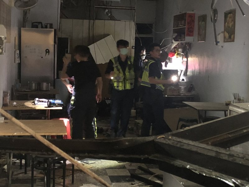 台中市南屯區黎明路一段的牛肉麵店今天下午傳出瓦斯氣爆意外，造成5人受傷，幸無生命危險，火調科人員到場調查案發原因。記者陳宏睿／攝影