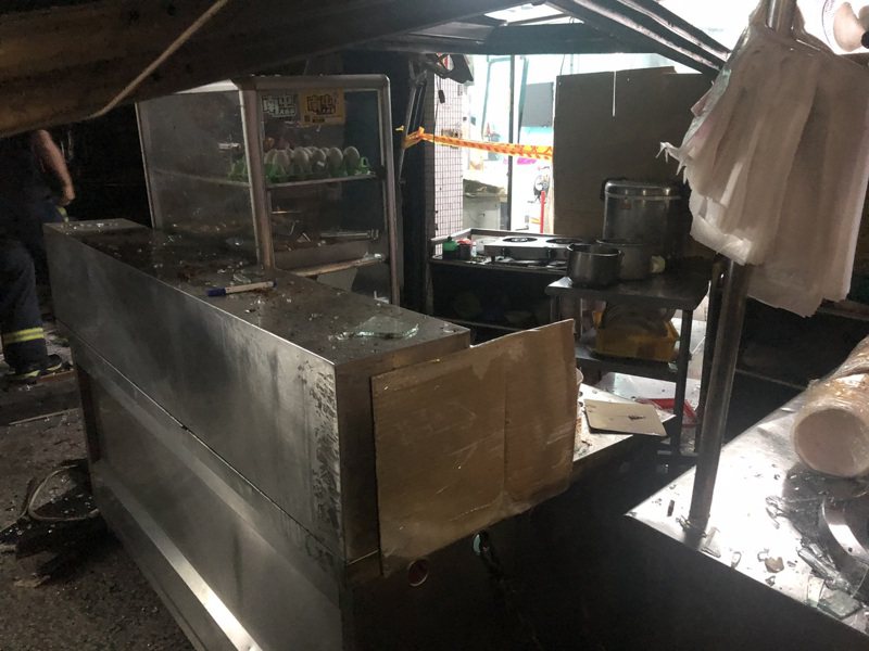 台中市南屯區黎明路一段的牛肉麵店今天下午傳出瓦斯氣爆意外，造成5人受傷，幸無生命危險。記者陳宏睿／攝影