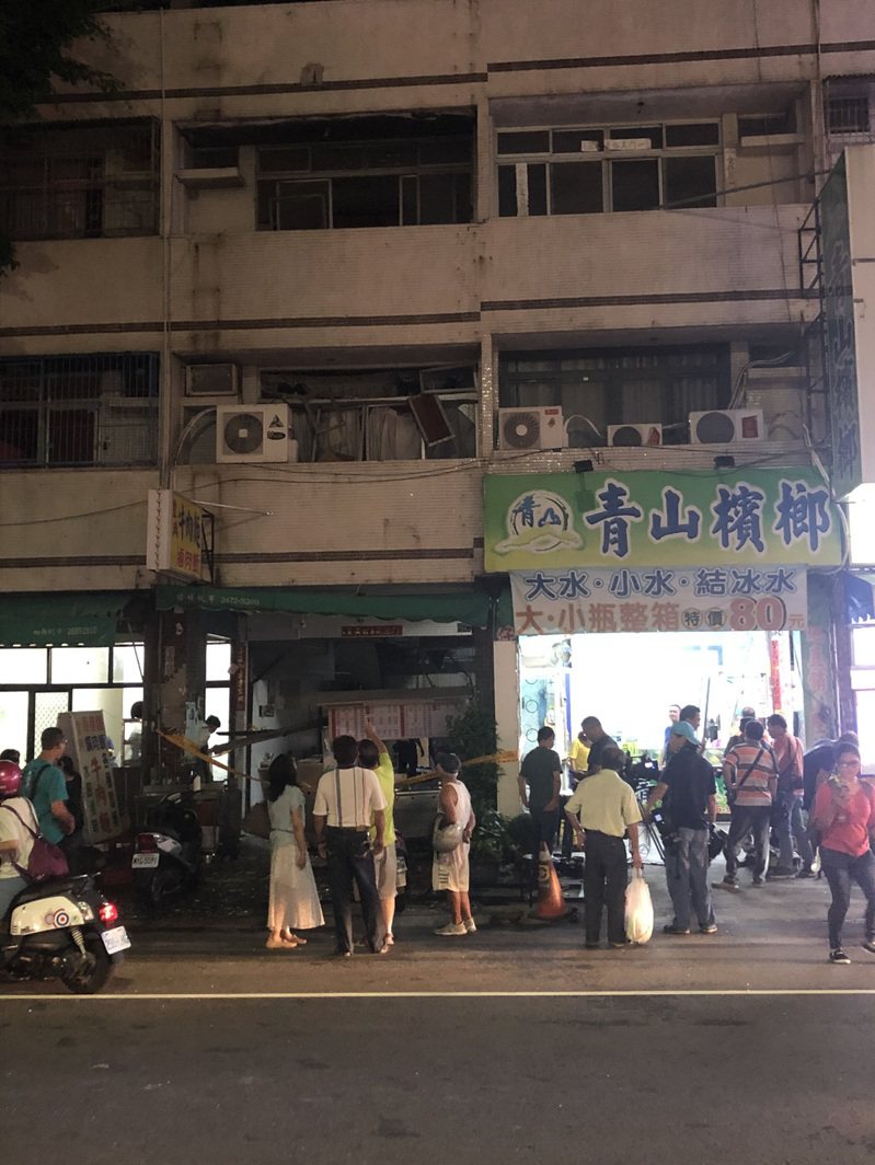 台中市南屯區黎明路一段的牛肉麵店今天下午傳出瓦斯氣爆意外，造成5人受傷，附近民眾都到場關心。記者陳宏睿／攝影