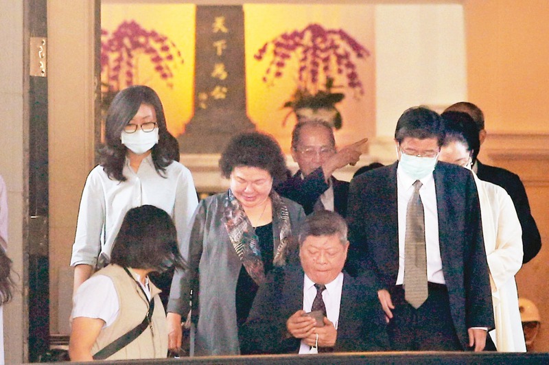 被提名監察院長的陳菊（左三）與現任監委趙永清（前中）等人步出總統府大門。 圖／聯合報系資料照片
