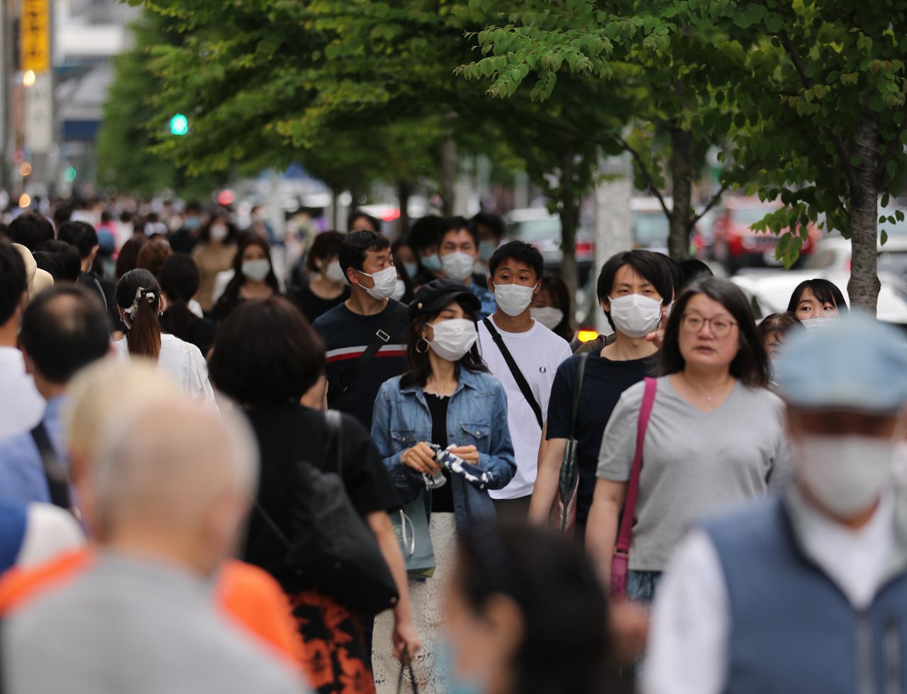 日本北海道2019冠狀病毒疾病（COVID-19）病例數已見趨緩，但昨天又發生一起群聚感染，是境內第23起，讓北海道政府等單位對可能出現的第3波感染，強化相關防疫態勢。<br />新華社