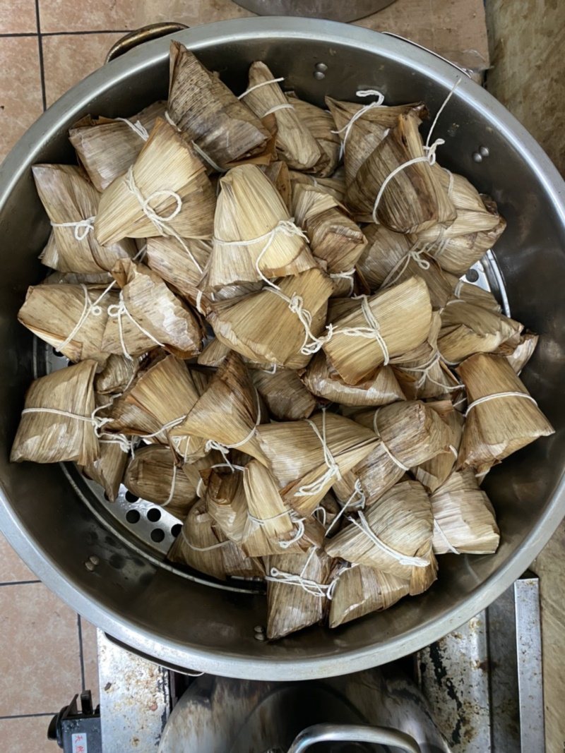 客家粽以糯米粉加水揉成的米團所製，主要餡料有香菇、肉、蘿蔔乾與蝦米，並加入胡椒、...