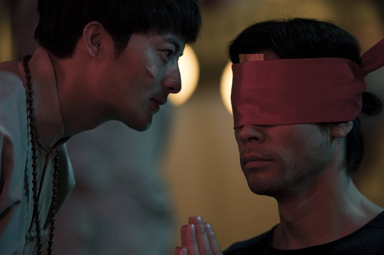 在《驚夢49天》電影中（左）古斌演出一個身世成謎的年輕法師，舉手投足相當引人注目
;（右）則是華裔百老匯演員Lewis Liu，演出惡夢纏身男主角。（圖／原創娛樂　提供）