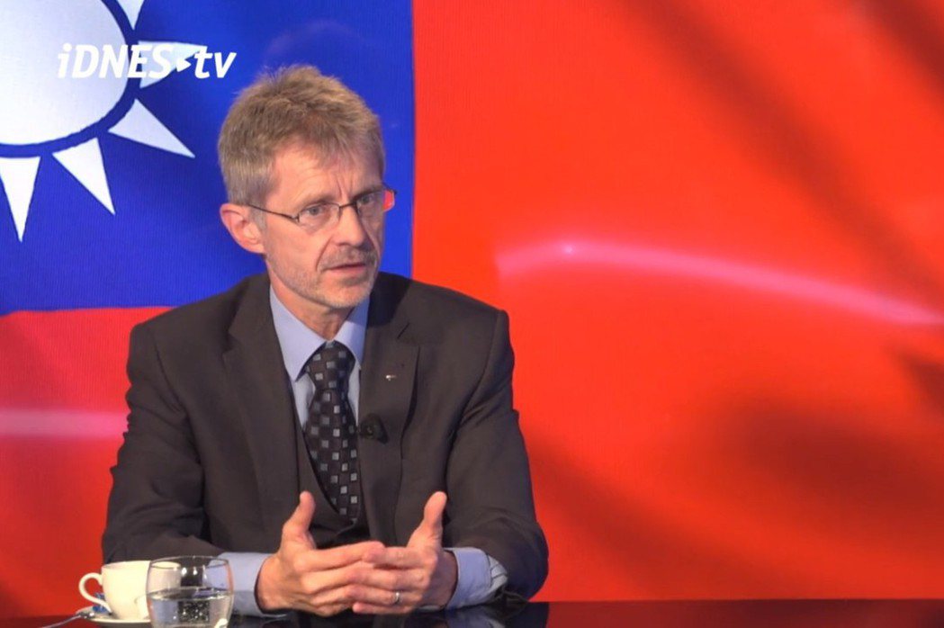 維特齊在捷克媒體《DNES》專訪表示「台灣是事實獨立的自由國家」。 圖／擷取自《DNES》訪談片段