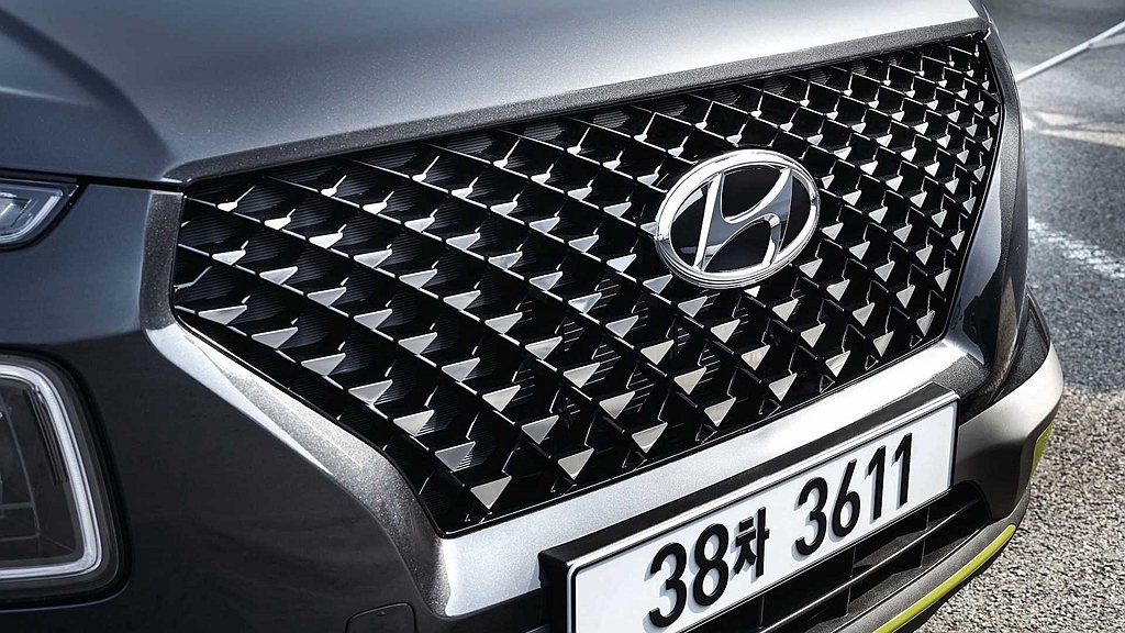 韓國Hyundai日前新增Venue Flux車型，重點在於換裝金屬點狀設計並以...