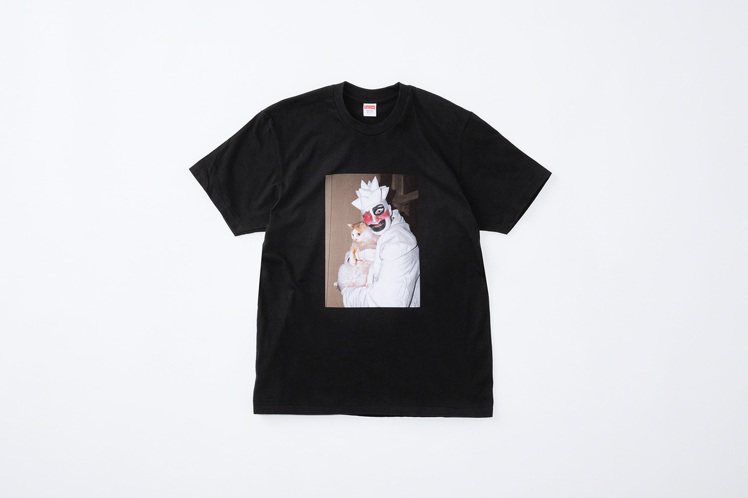 Supreme推出向前衛藝術家Leigh Bowery致敬的聯名T恤。圖／摘自Supreme官網