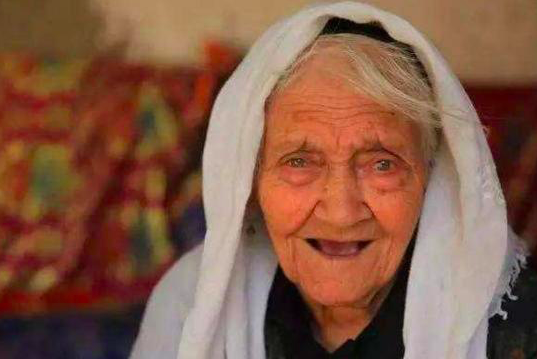 1886年6月25日（光緒12年）出生的新疆維吾爾族婦女阿麗米罕，被「扛旗世界紀錄」認證是目前世界最長壽的人。 圖／取自網易新聞網