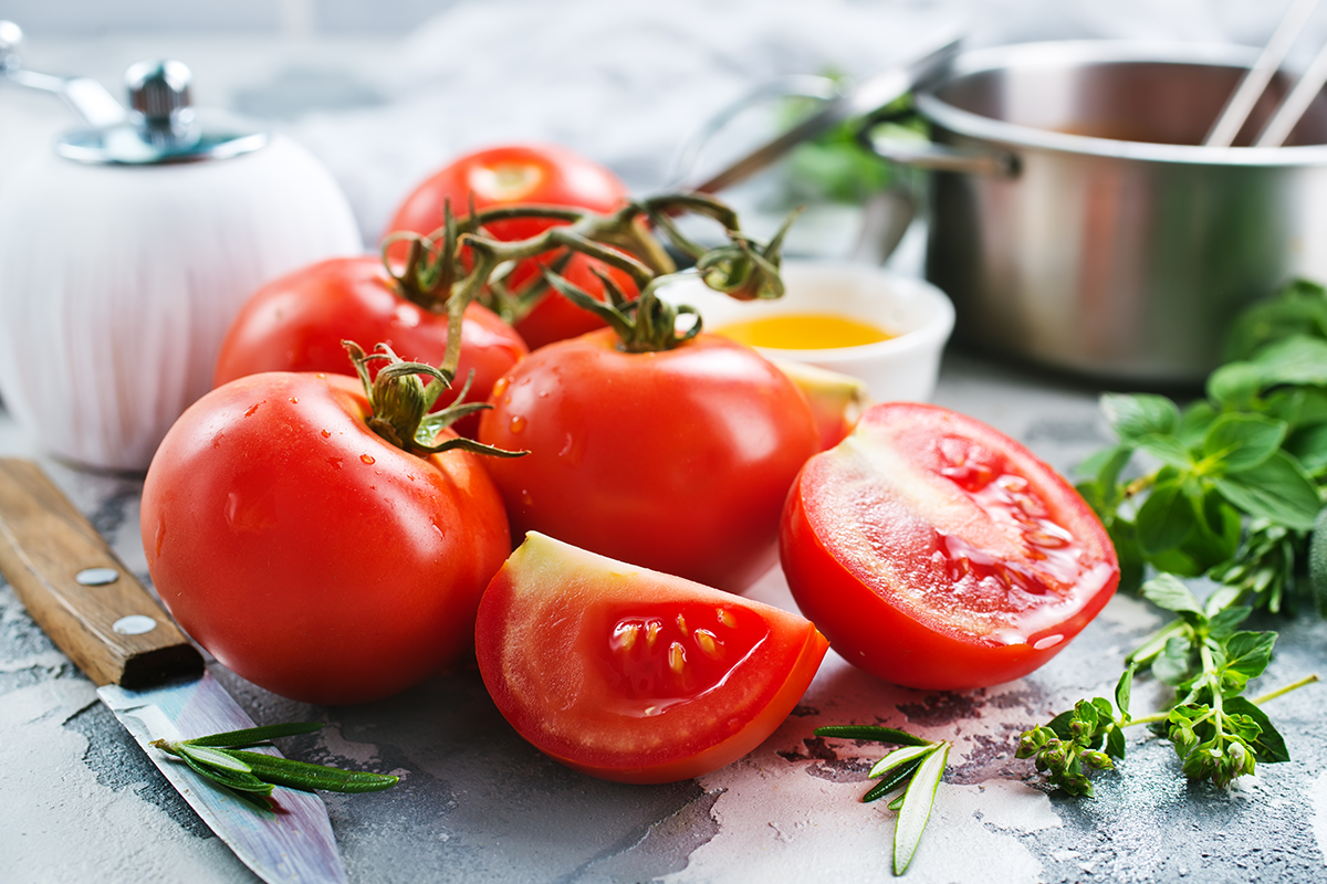 人體無法合成茄紅素，所以只能從食物攝取到茄紅素，而最主要的食物來源就是紅番茄。