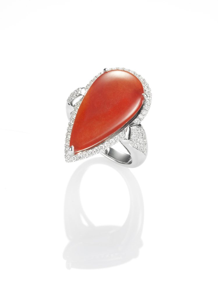 玉世家水滴形紅翡鑲鑽造型戒指，28萬6,000元。圖／玉世家提供