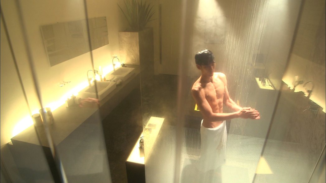 金秀賢在「來自星星的你」的洗澡畫面被抗議下半身圍著浴巾。圖／摘自Netflix