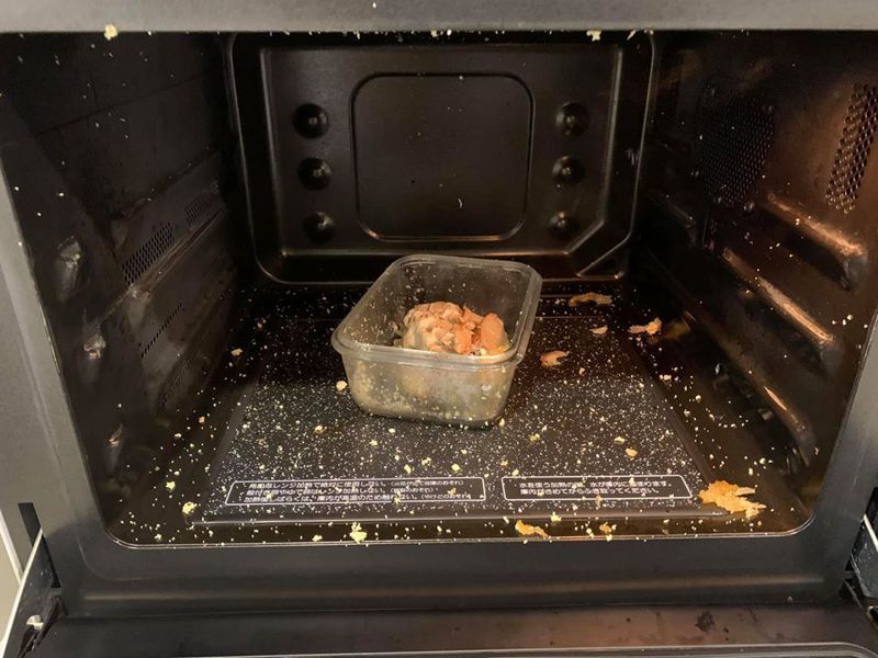 有網友將喜相逢拿去微波，沒想到加熱過程中魚卵爆開，微波爐裡滿是魚卵。圖擷自黃立佩 Lipei Huang