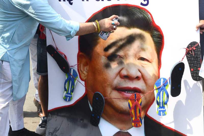 印度西北部城市阿姆利則民眾22日在大陸國家主席習近平海報上噴黑色漆，抗議大陸解放軍殺害印軍。法新社