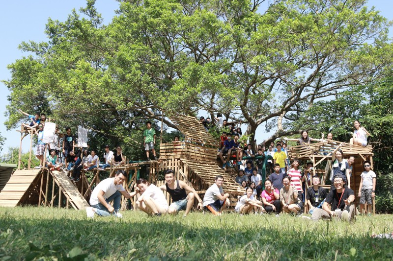 人本教育基金會推動打造樹屋的「森林育」營隊，很受家長和青少年歡迎。 圖／人本教育基金會提供