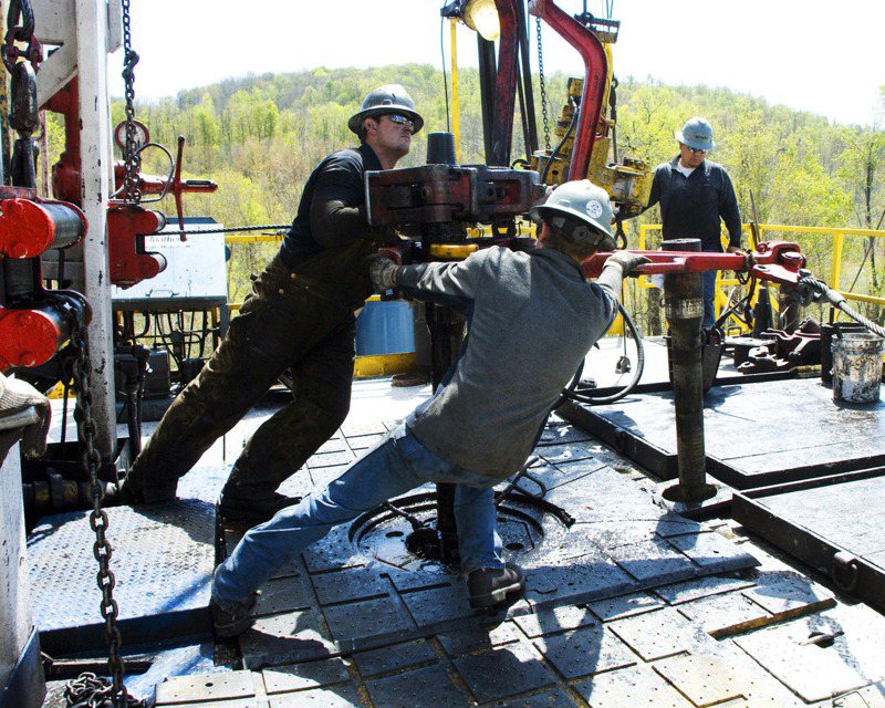 美國頁岩油業巨頭崔石比克能源公司28日聲請破產保護。圖為2010年檔案照，賓州柏林頓市一個崔石比克天然氣井裝置現場。美聯社