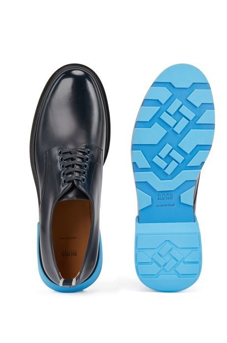 黑色皮鞋的外在、但「撞」上天空藍色的大底，讓BOSS這款正式鞋履俏皮活潑。圖 / HUGO BOSS提供。