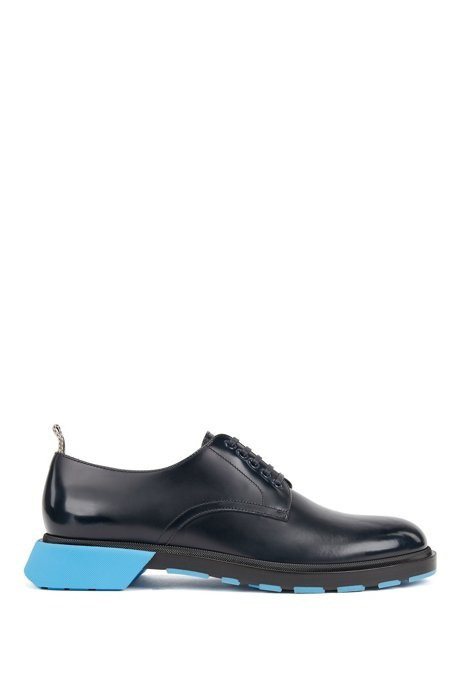 BOSS，天空藍鞋跟，繫帶皮鞋，21,900元。圖 / HUGO BOSS提供。