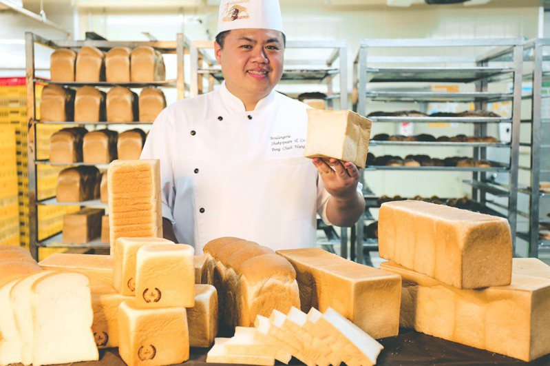家樂福7月開賣「自製生吐司」找來2018年世界麵包大師王鵬傑指導。圖／家樂福提供