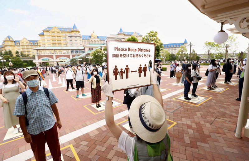 日本東京迪士尼樂園將於7月1日採限制人數方式重新開園。園方籲請遊客屆時戴口罩、保持社交距離，及儘可能勿大聲喊叫。（路透）