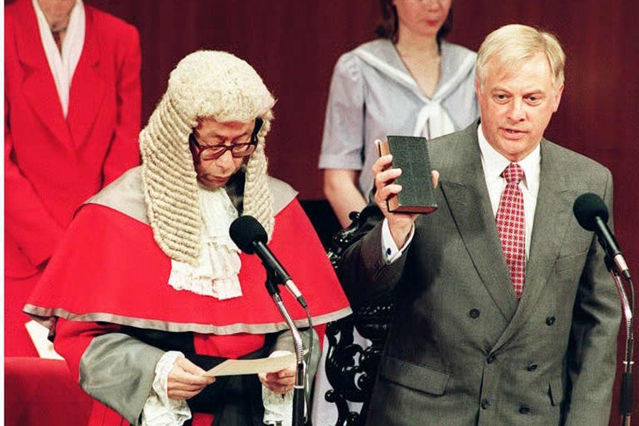 1992年，宣誓就職香港總督的彭定康，他與香港的命運也從此相連。 圖／法新社