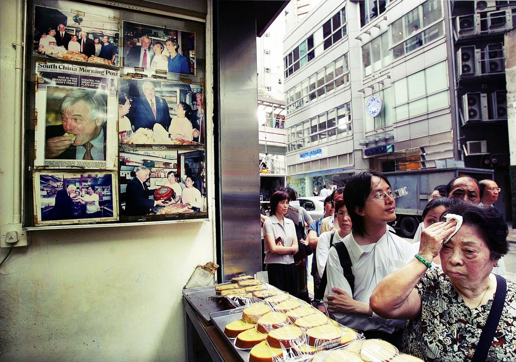 愛吃蛋撻的彭定康，可說是香港一代人的集體回憶。圖為泰昌餅家的牆上，掛著彭定康帶著...