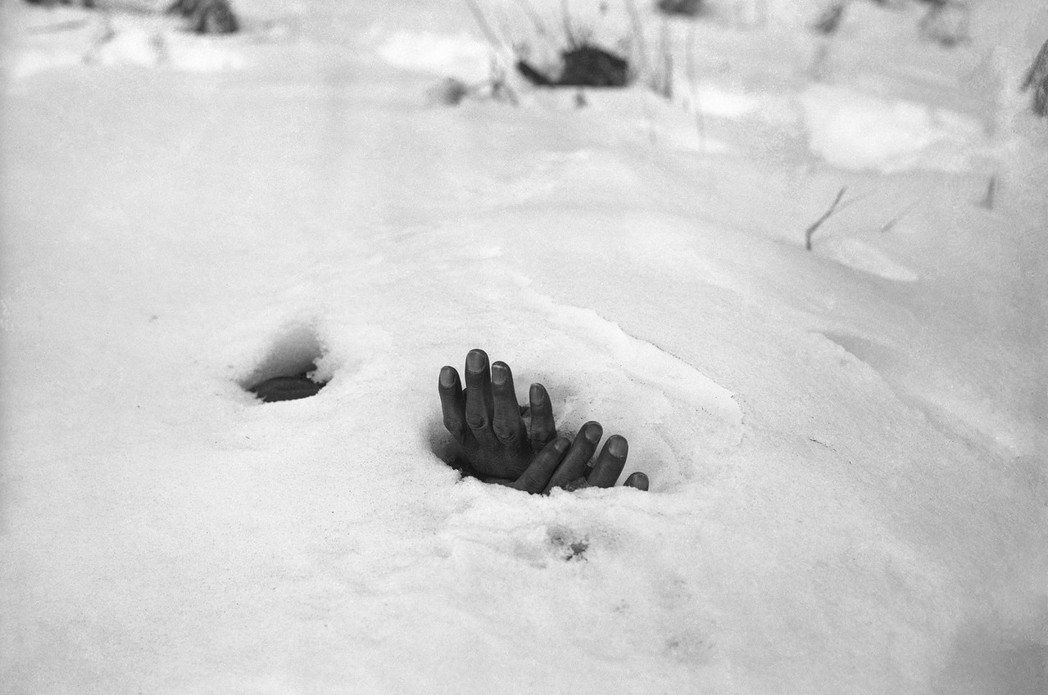 韓戰期間的韓國龍仁，冰天雪地裡埋著一具韓國平民的屍體，只剩一雙被綑綁的手漏了出來...