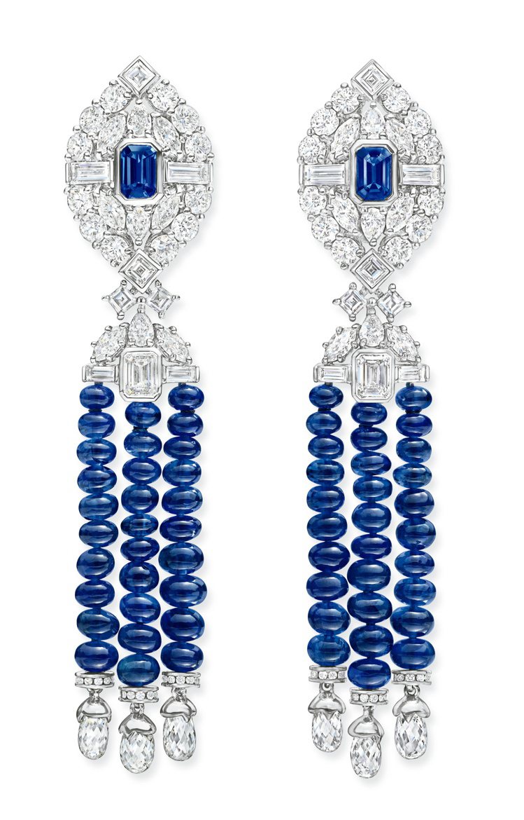 Harry Winston，New York頂級珠寶系列Fifth Avenue藍寶石與鑽石耳環，另包含同系列的藍寶石與鑽石項鍊、戒指，一件三套，採成套販售約2,396萬元。圖 / Harry Winston提供。