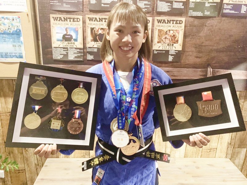 許琳宣近年在國內外柔道賽事獲獎無數，她父母把獎牌裝框掛在家中展示。記者羅紹平／攝影