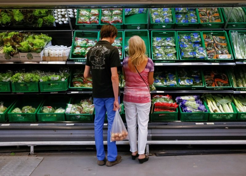 一對男女在一間商店採買蔬果。加拿大專家建議，夏季可多吃西瓜等當季蔬果，避開高糖與...