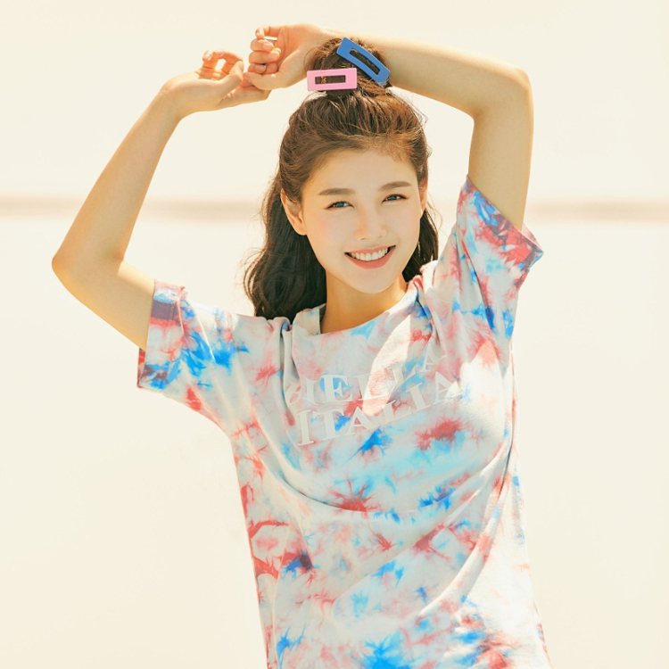 韓國國民妹妹金裕貞詮釋FILA夏季服飾，展現了可愛又活潑的氣質。圖／摘自FILA...