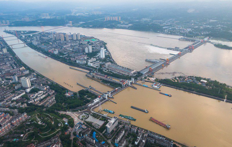 位於湖北宜昌的葛洲壩，受近期上游強降雨影響，6月29日開始進行泄洪。（新華社）