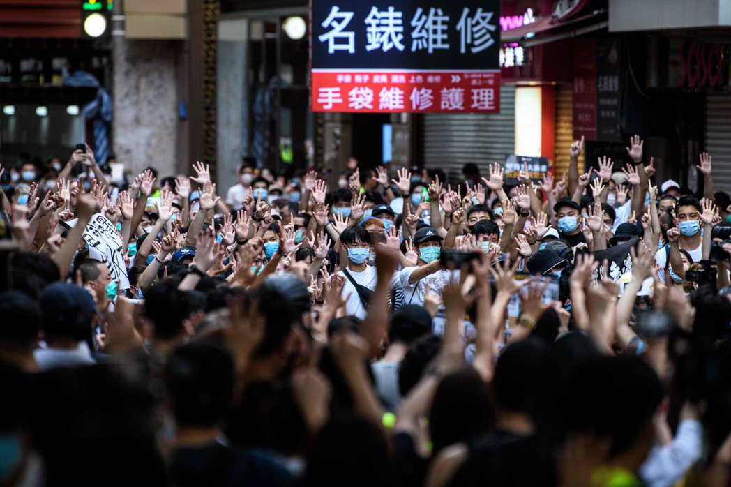 「港版國安法」正式生效後，大批香港民眾上街示威。 圖／法新社