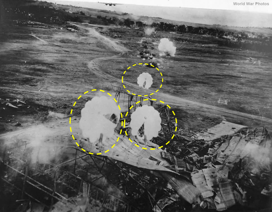 1945年，美軍第13航空隊的B-25機群空襲日軍控制中的菲律賓克拉克機場，以傘降炸彈轟炸日軍地面戰機。影像編修／廖英雁 圖／取自World War Photos