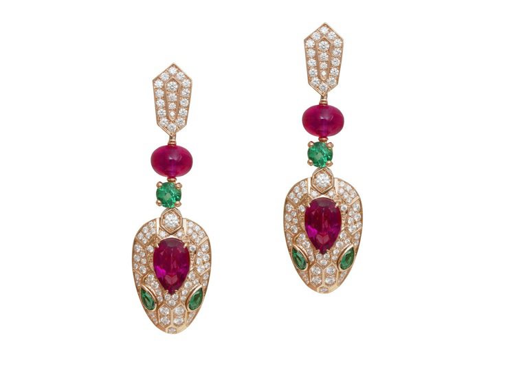 BVLGARI Serpenti系列頂級紅碧璽、祖母綠與鑽石耳環，212萬1,000元。圖／寶格麗提供