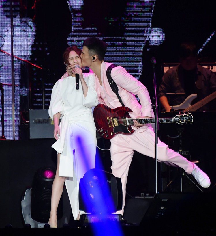 李榮浩（右）2017年在演唱會上霸氣親吻女友楊丞琳。 圖／聯合報系資料照