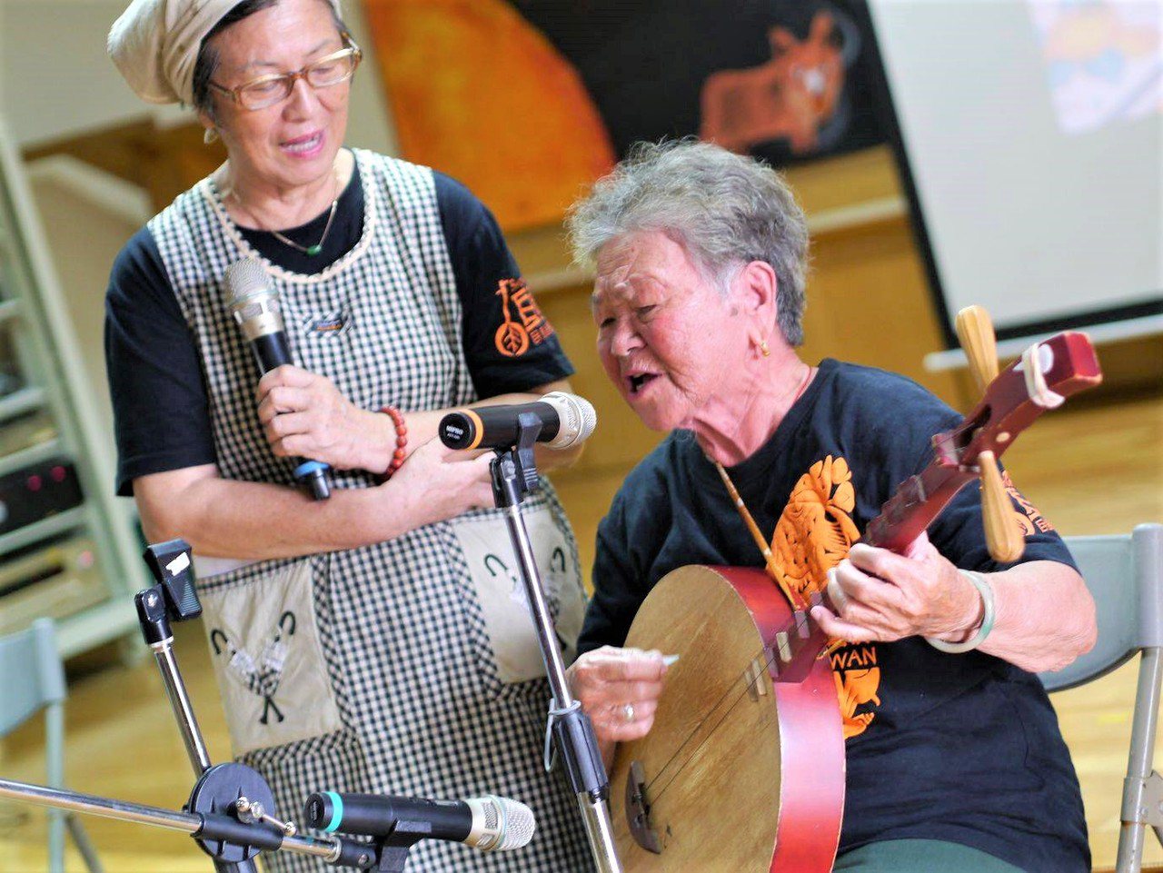 高齡88歲、只有國小學歷的陳英，不但能隨口唱出上百首恆春民謠，也投入寫詞創作、教唱傳承，去年榮獲教育藝術教育貢獻獎殊榮。