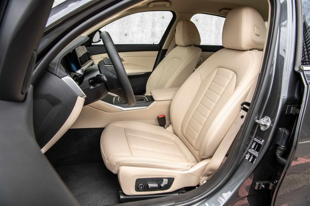 全新BMW 318i Luxury雙前座電動座椅(含電動腰靠)首度採用Verna...
