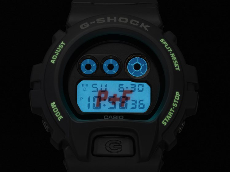 DW-6900PF-1聯名腕表，當夜晚開啟照明時，液晶螢幕會浮現P+F紅色字樣。圖／Casio提供