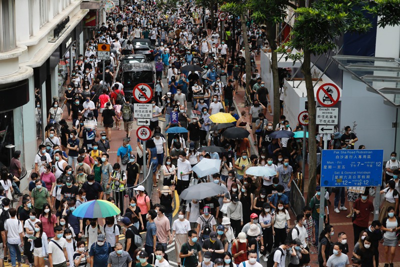 7月1日是香港回歸23年，示威者走上街頭抗議「港區國安法」。 路透