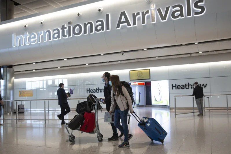 英國3日宣布解除50多國旅客入境隔離要求，圖為倫敦希斯洛機場入境大廳。美聯社