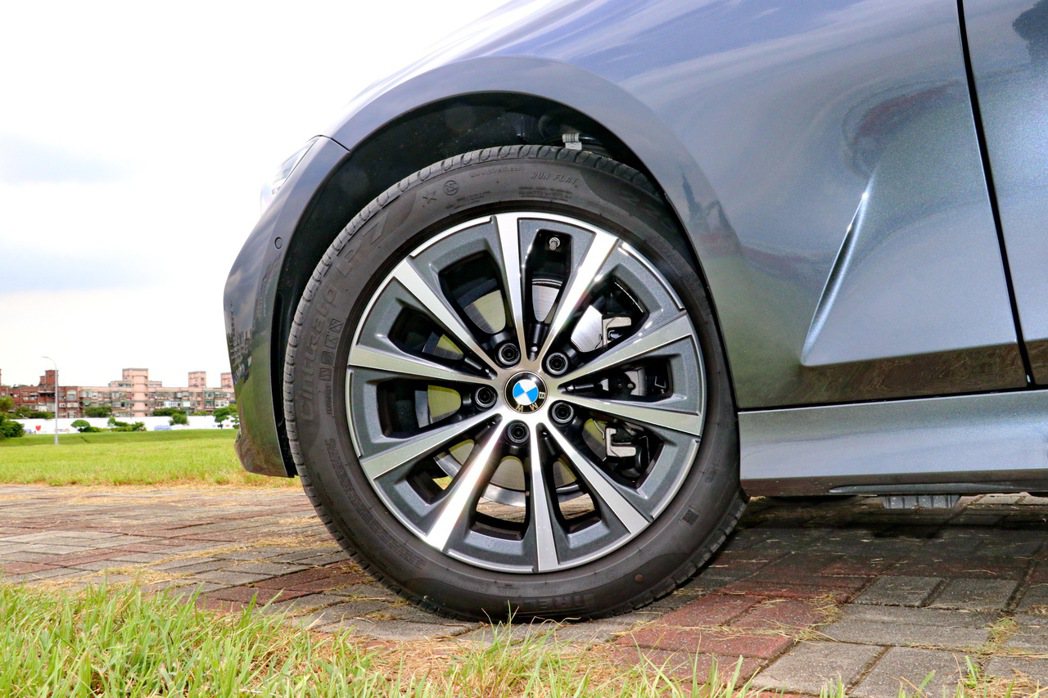 BMW 318i Luxury搭載17吋V輻式輪圈。 記者陳威任／攝影