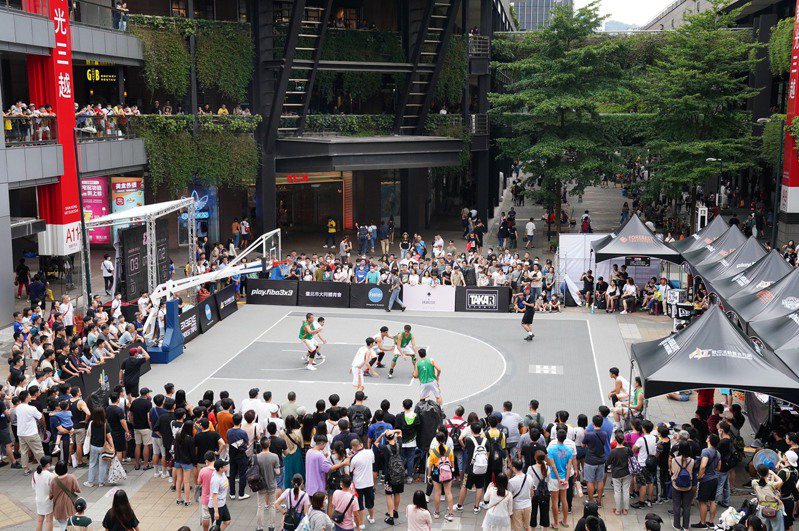 3X3. EXE籃球聯盟賽首站在信義區香堤廣場舉行，吸引不少球迷駐足關戰。圖／Absolute3x3提供